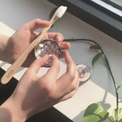 SLOÉ Dentifrice Solide En Pastilles | Fraise 8 SLOÉ Dentifrice Solide En Pastilles | Fraise -L'Esprit NoMade Magasin sloe dentifrice solide en pastilles fraise 2